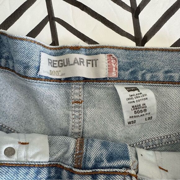 Levi's Size 32 505 Regular Fit Cutoff Light Wash Shorts - Picture 3 of 4